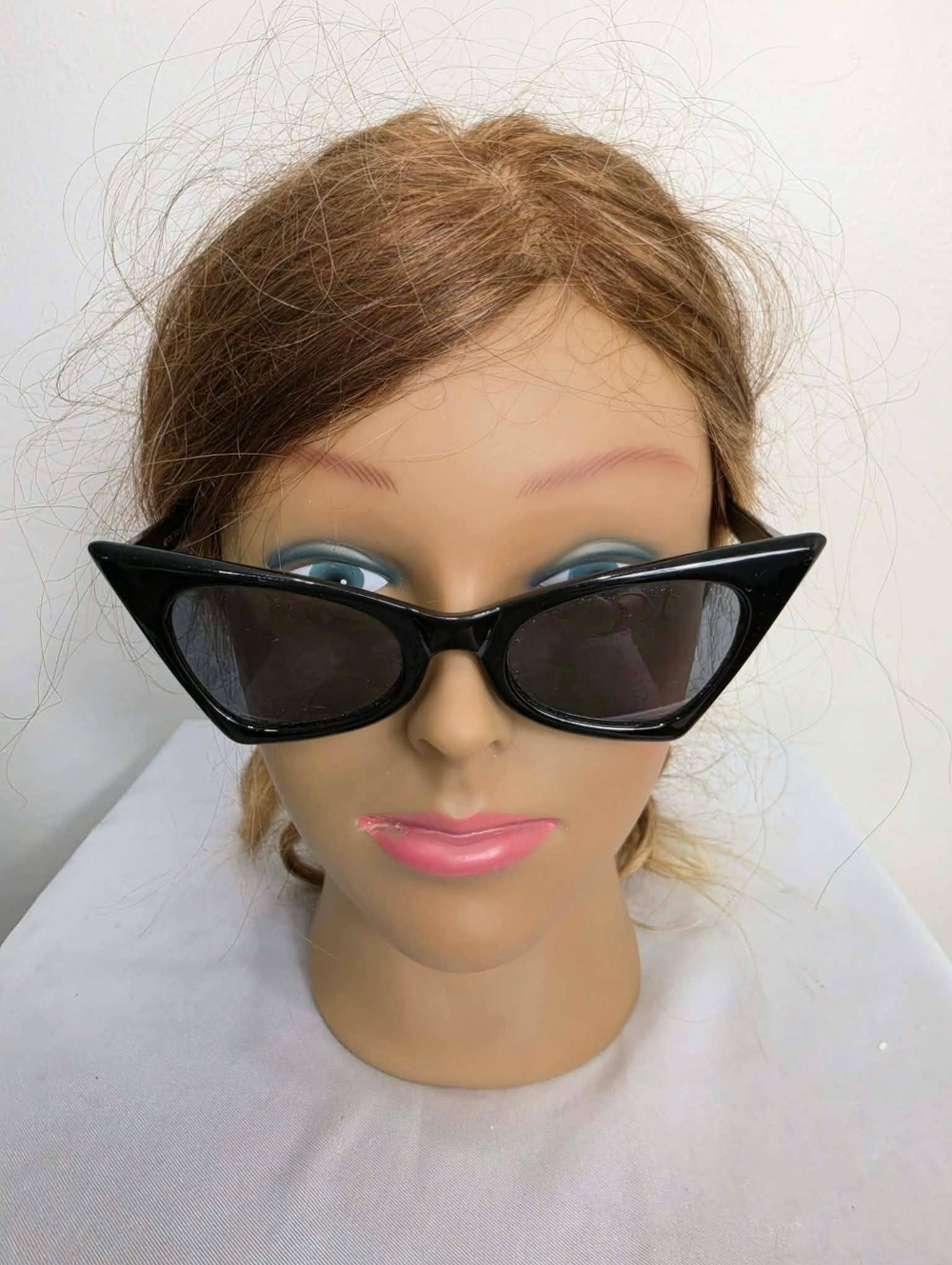 Black Cat-Eye Women's Sunglasses -Sleek Retro Style KS1733